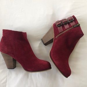 Kimchi Blue red suede almond toe booties sz7